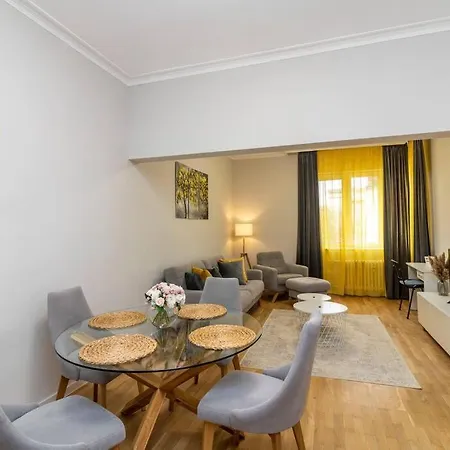 Апартамент Spacious Aristocratic Apt. With A Colourful View *