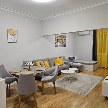 Spacious Aristocratic Apt. With A Colourful View *