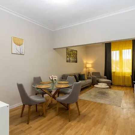 דירה Spacious Aristocratic Apt. With A Colourful View סופיה