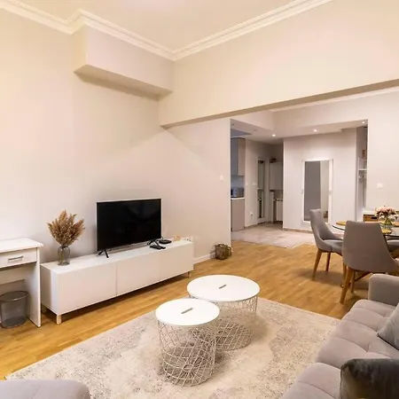 Lejlighed Spacious Aristocratic Apt. With A Colourful View *