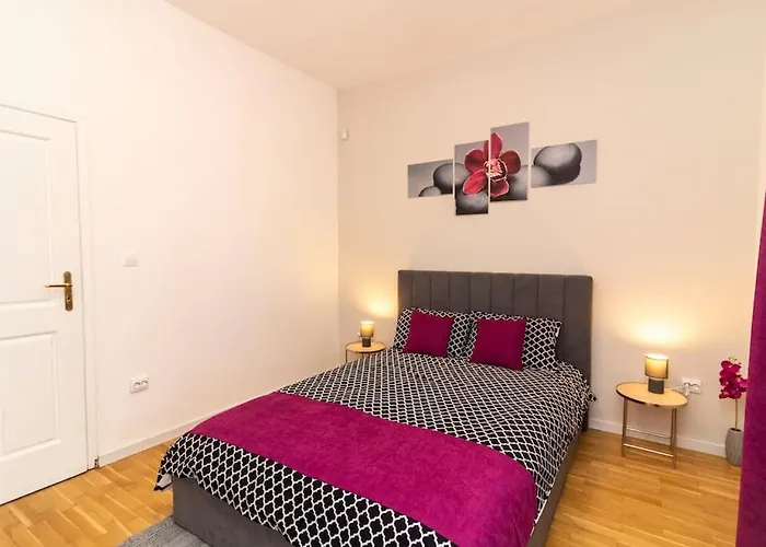 Lägenhet Spacious Aristocratic Apt. With A Colourful View