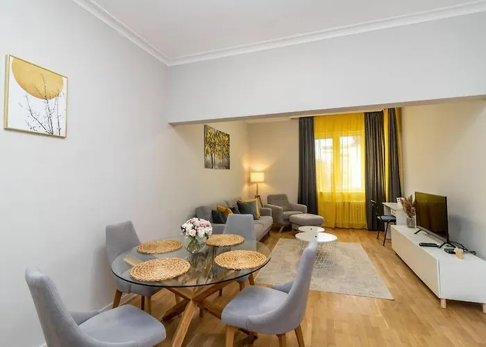 Lejlighed Spacious Aristocratic Apt. With A Colourful View *