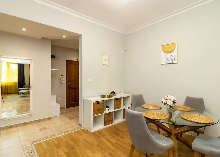 Spacious Aristocratic Apt. With A Colourful View Apartamento