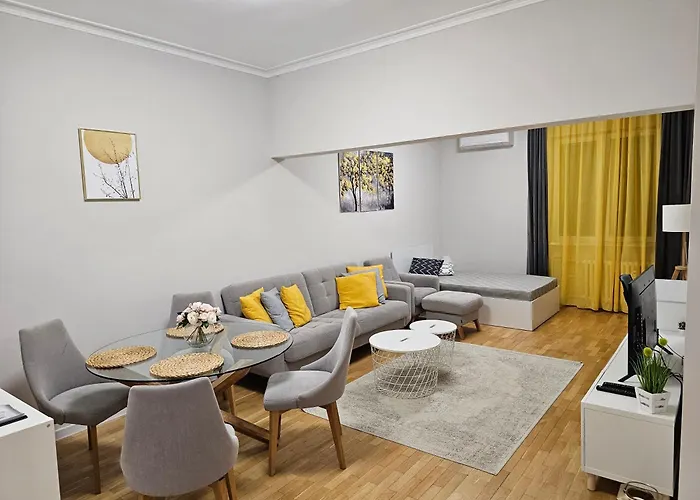 Spacious Aristocratic Apt. With A Colourful View *