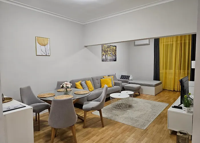 Spacious Aristocratic Apt. With A Colourful View *