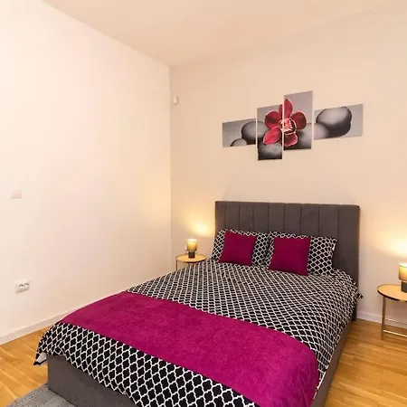 Apartment Spacious Aristocratic Apt. With A Colourful View